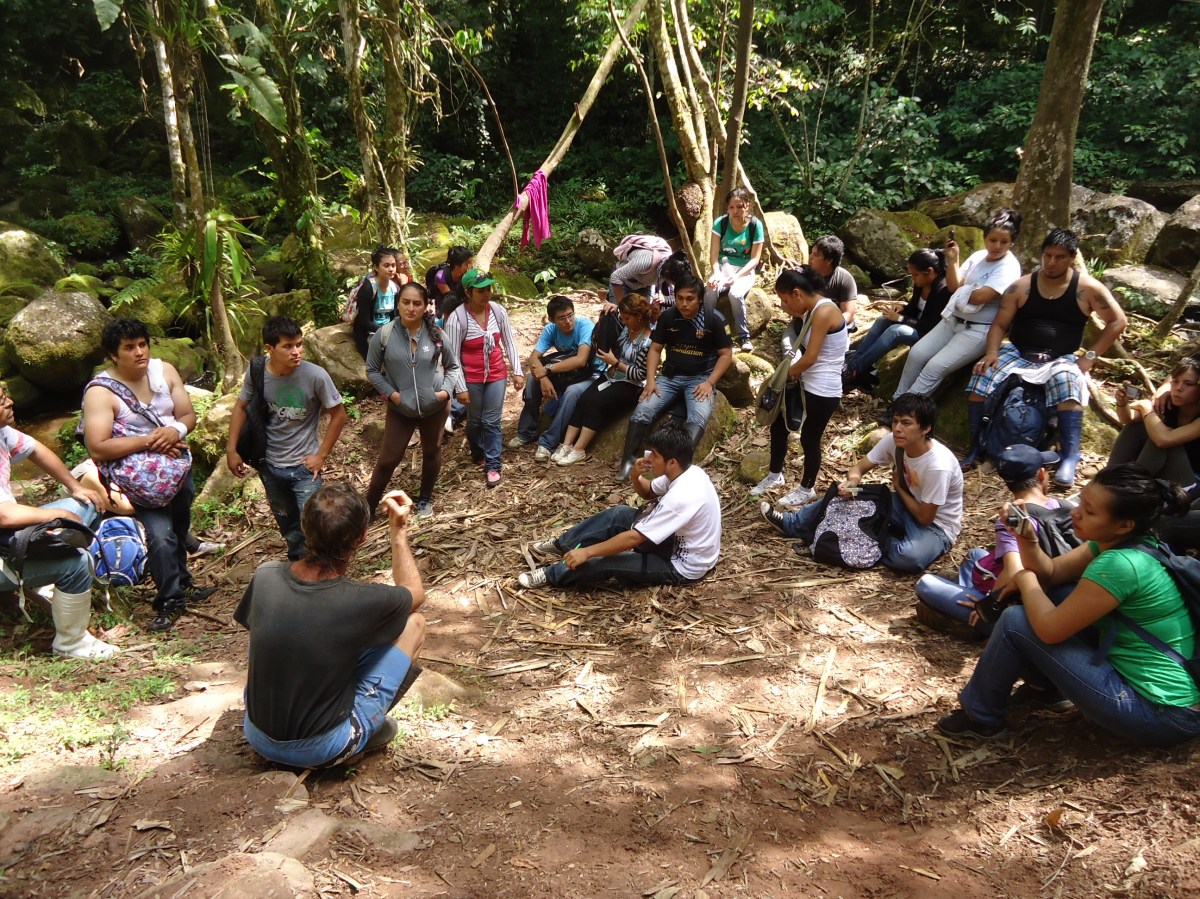 Orlando Zagazeta enseñando estudiantes, Cerelias, Peru